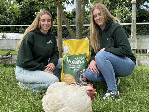 Jule und Jana vom Vutter! Team unterstützen Tierschutz mit einer Futterspende