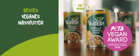 Vutter! gewinnt den PETA Award für das beste vegane Nassfutter. In der Mitte von drei Dosen Nassfutter von Vutter! steht eine Dose wie Huhn. Links steht daneben auf grünem Hintergrund "Bestes veganes Nassfutter"
