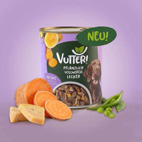 Neben einer Dose veganes Nassfutter wie Ente von Vutter! liegen Jackfruit und Süßkartoffel sowie Sojabohnen.