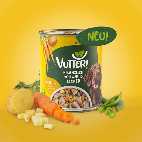 Neben einer 800g Dose veganes Nassfutter wie Huhn von Vutter! liegen Möhren und Kartoffeln sowie Sojabohnen.