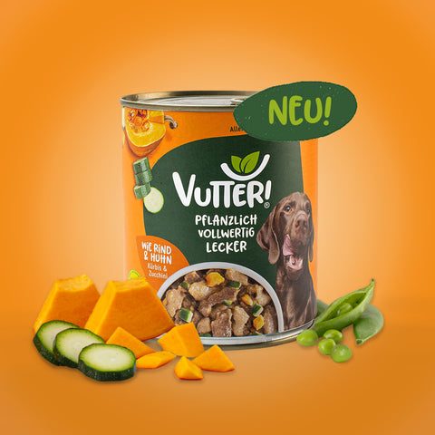 Neben einer 800g Dose veganes Nassfutter wie Rind & Huhn von Vutter! liegen Kürbis und Zucchini sowie Sojabohnen.