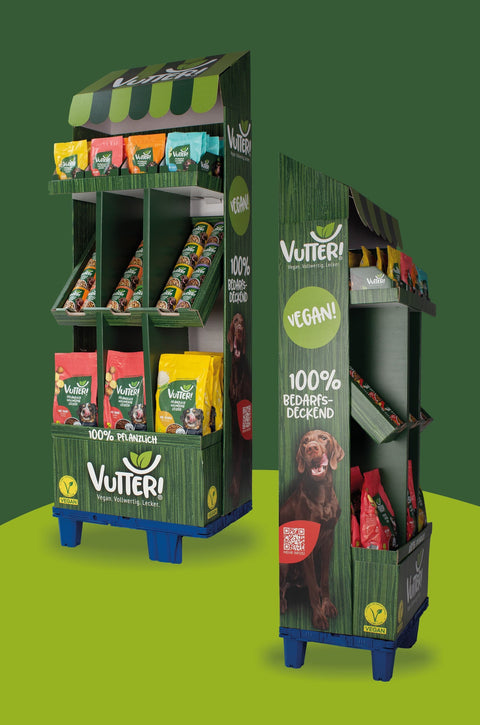 Unser Vutter! Display beinhaltet alle Produkte unseres Sortiments. In einem Aufsteller findest du unsere acht veganen Nassfuttersorten, unser Trockenfutter sowie unsere vier verschiedenen Snacksorten.