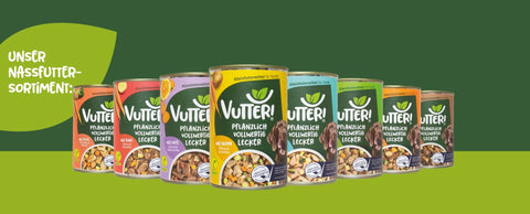 Unser Nassfutter-Sortiment von Vutter! besteht aus den Sorten wie Ente, wie Huhn, wie Fisch, wie Wild, wie Lamm, wie Pute, wie Huhn und wie Rind. Unten stehen alle Dosen nebeneinander aufgereiht. 