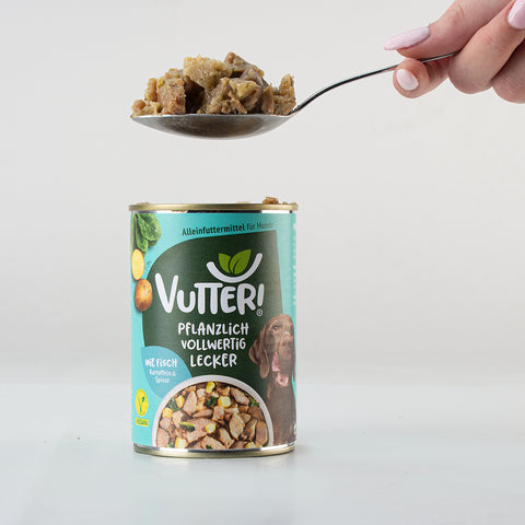 Ein Esslöffel unseres veganem Nassfutter wie Fisch von Vutter! wird aus der Dose genommen.