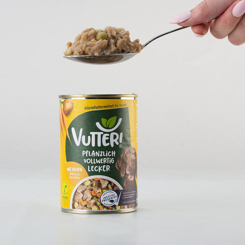 Ein Esslöffel unseres veganen Nassfutters wie Huhn von Vutter! wird aus der Dose genommen 