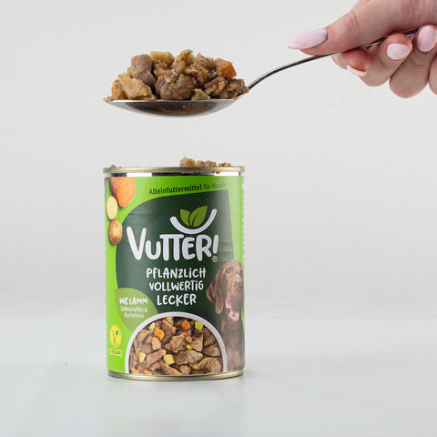 Ein Esslöffel unseres veganen Nassfutters wie Lamm von Vutter! wird aus der Dose genommen
 