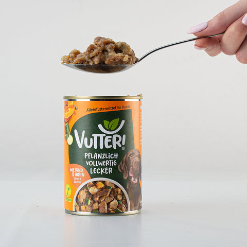 Ein Esslöffel unseres veganen Nassfutters wie Rind & Huhn von Vutter! wird aus der Dose genommen