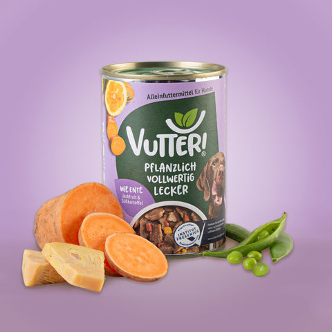 Neben einer Dose veganes Nassfutter wie Ente von Vutter! liegen Jackfruit und Süßkartoffel sowie Sojabohnen.