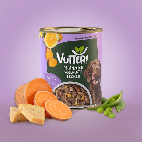 Neben einer Dose veganes Nassfutter wie Ente von Vutter! liegen Jackfruit und Süßkartoffel sowie Sojabohnen.