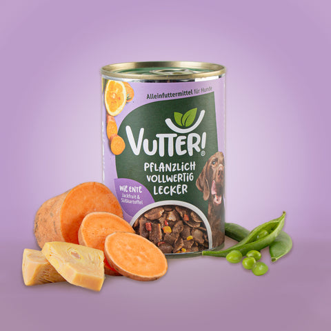 Neben einer Dose veganes Nassfutter wie Ente von Vutter! liegen Jackfruit und Süßkartoffel sowie Sojabohnen.