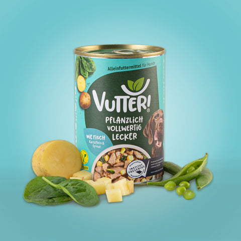 Neben einer Dose veganes Nassfutter wie Fisch von Vutter! liegen Kartoffeln und Spinat sowie Sojabohnen.
