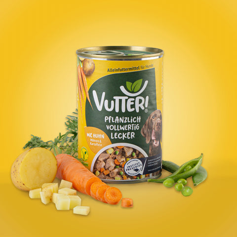 Neben einer Dose veganes Nassfutter wie Huhn von Vutter! liegen Möhren und Kartoffeln sowie Sojabohnen.