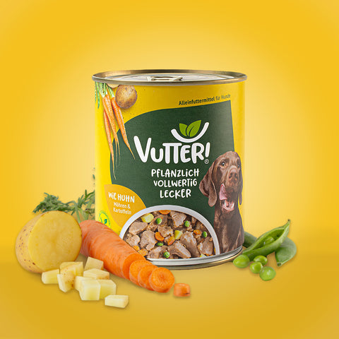 Neben einer 800g Dose veganes Nassfutter wie Huhn von Vutter! liegen Möhren und Kartoffeln sowie Sojabohnen.