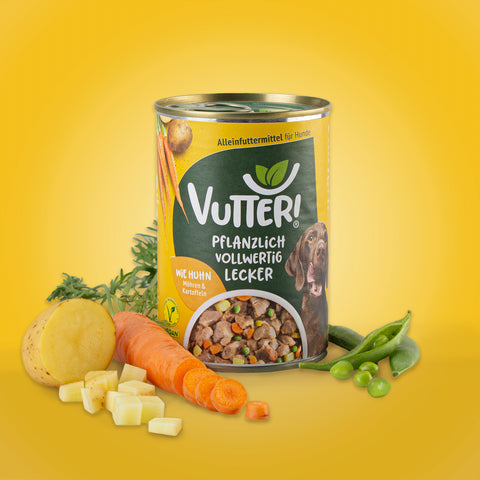 Neben einer Dose veganes Nassfutter wie Huhn von Vutter! liegen Möhren und Kartoffeln sowie Sojabohnen.