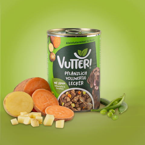 Neben einer Dose veganes Nassfutter wie Lamm von Vutter! liegen Kartoffeln und Süßkartoffeln sowie Sojabohnen.