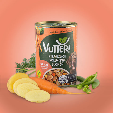 Neben einer Dose veganes Nassfutter wie Pute von Vutter! liegen Kartoffeln und Möhren sowie Sojabohnen.