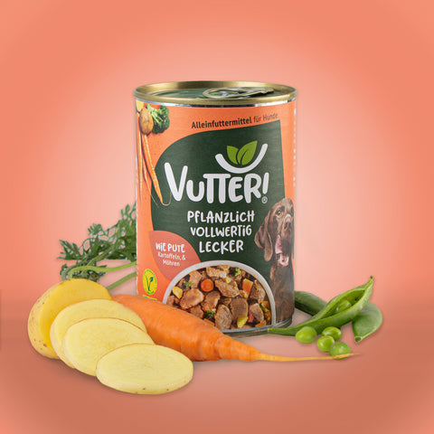 Neben einer Dose veganes Nassfutter wie Pute von Vutter! liegen Kartoffeln und Möhren sowie Sojabohnen.