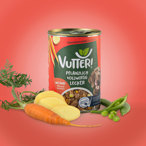 Neben einer Dose veganes Nassfutter wie Rind von Vutter! liegen Kartoffeln und Möhren sowie Sojabohnen.