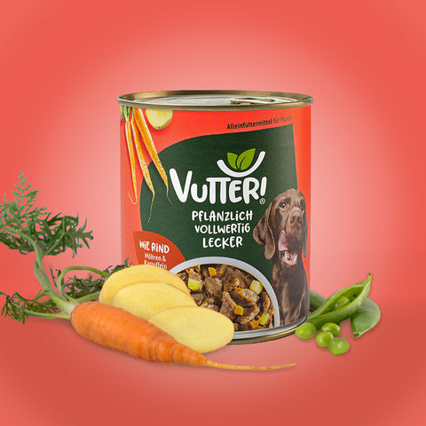 Neben einer 800g Dose veganes Nassfutter wie Rind von Vutter! liegen Kartoffeln und Möhren sowie Sojabohnen.