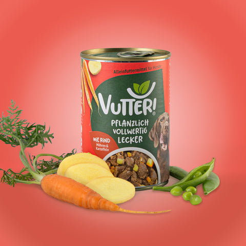 Neben einer Dose veganes Nassfutter wie Rind von Vutter! liegen Kartoffeln und Möhren sowie Sojabohnen.
