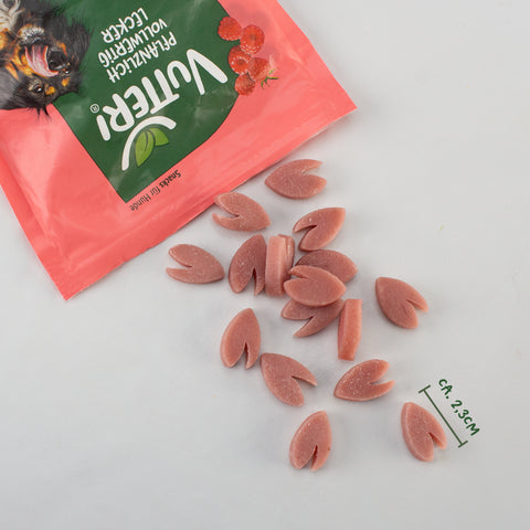 Aus einer offenen Tüte veganer Leckerli für Hunde wie Rind von Vutter! sind ein paar Snacks herausgefallen