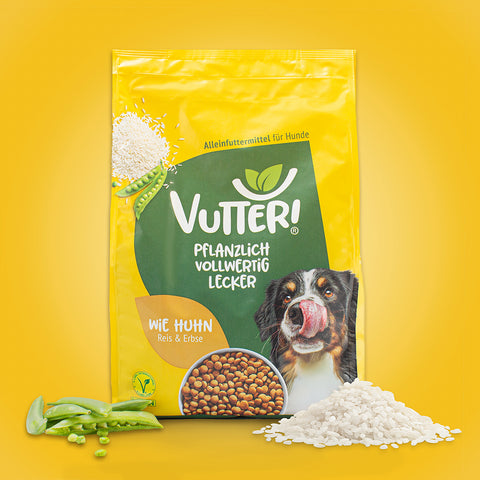 Neben einem Beutel veganem Trockenfutter wie Huhn von Vutter! liegen Reis und Sojabohnen.