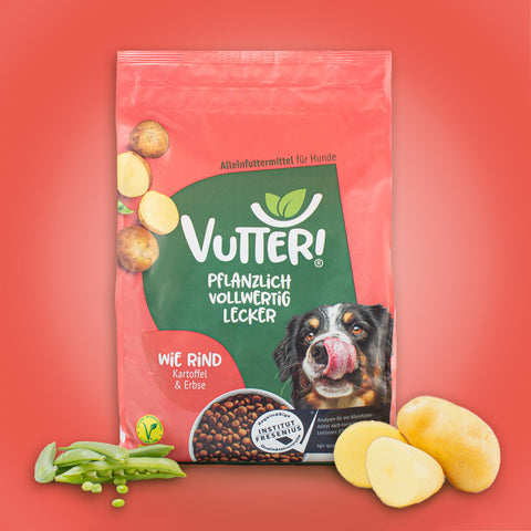 Neben einem Beutel veganem Trockenfutter wie Rind von Vutter! liegen Kartoffeln und Sojabohnen.