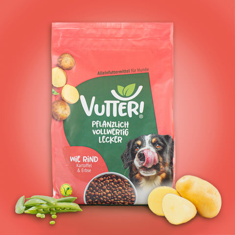 Neben einem Beutel veganem Trockenfutter wie Rind von Vutter! liegen Kartoffeln und Sojabohnen.